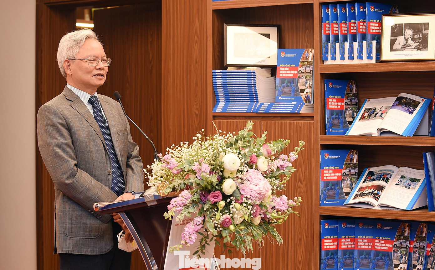 GS.TS Tạ Ngọc Tấn - Phó Chủ tịch thường trực Hội đồng Lý luận Trung ương phát biểu. Ảnh: Xuân Tùng