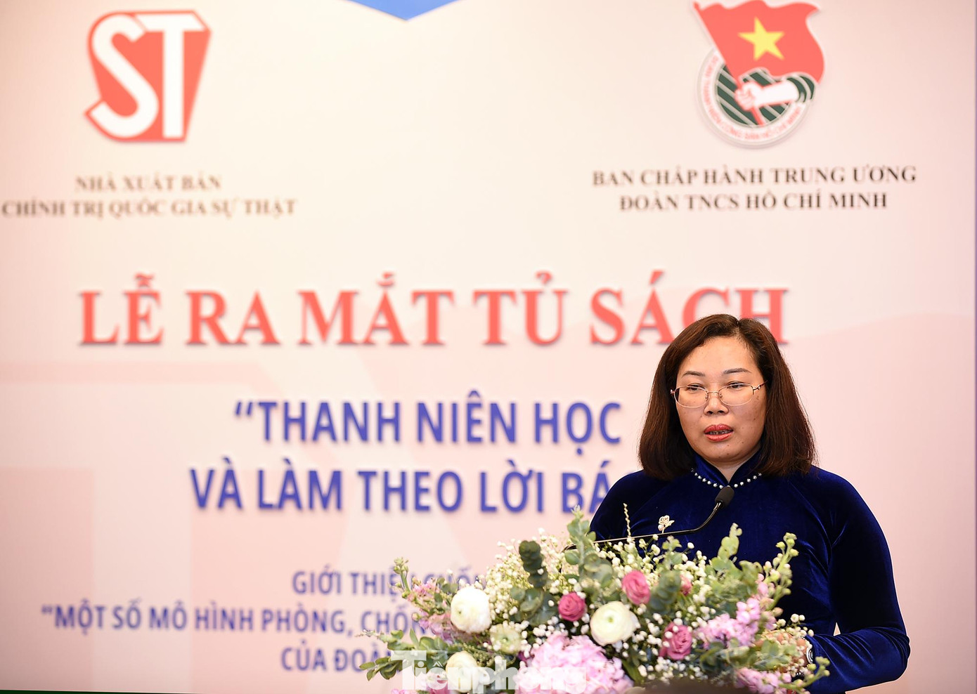 Bà Phạm Thị Thinh, Phó Giám đốc - Phó Tổng Biên tập NXB Chính trị quốc gia Sự thật phát biểu tại chương trình. Ảnh: Xuân Tùng