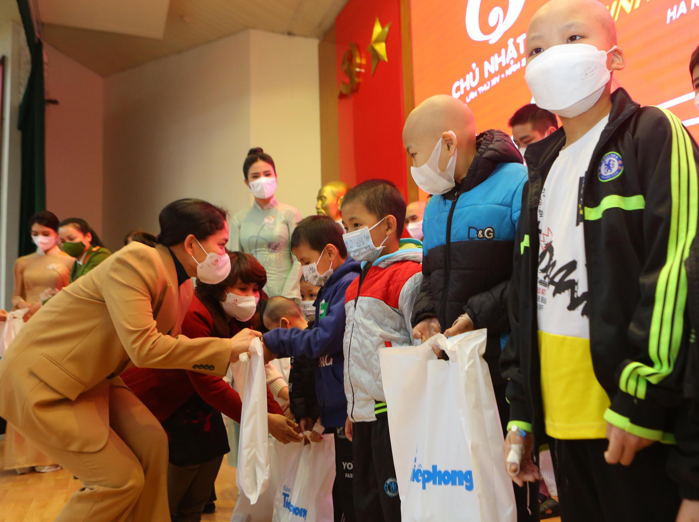 BTC chương trình Chủ nhật Đỏ trao quà cho các bệnh nhân có hoàn cảnh khó khăn. BTC chương trình Chủ nhật Đỏ trao quà cho các bệnh nhân có hoàn cảnh khó khăn.