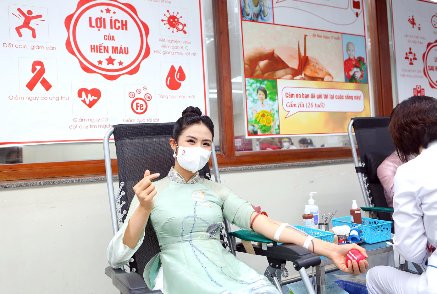 Hoa hậu Ngọc Hân cho biết: "Bản thân Ngọc Hân thấy rằng 8 lần hiến máu của mình vẫn rất nhỏ bé so với các anh chị đã hiến máu 20-30 lần. Mới đây, ngày 21/9, Hân vừa hiến máu nhưng Hân tiếp tục hiến máu tại hội trường để lan tỏa năng lượng tích cực đến mọi người. Để mọi người biết rằng hiến máu không hề đáng sợ, hiến máu giúp bản thân có thể khỏe hơn và lại rất ý nghĩa, mong rằng mọi người bệnh có thể khỏe mạnh hơn và đón Tết hạnh phúc hơn". Hoa hậu Ngọc Hân cho biết: "Bản thân Ngọc Hân thấy rằng 8 lần hiến máu của mình vẫn rất nhỏ bé so với các anh chị đã hiến máu 20-30 lần. Mới đây, ngày 21/9, Hân vừa hiến máu nhưng Hân tiếp tục hiến máu tại hội trường để lan tỏa năng lượng tích cực đến mọi người. Để mọi người biết rằng hiến máu không hề đáng sợ, hiến máu giúp bản thân có thể khỏe hơn và lại rất ý nghĩa, mong rằng mọi người bệnh có thể khỏe mạnh hơn và đón Tết hạnh phúc hơn".
