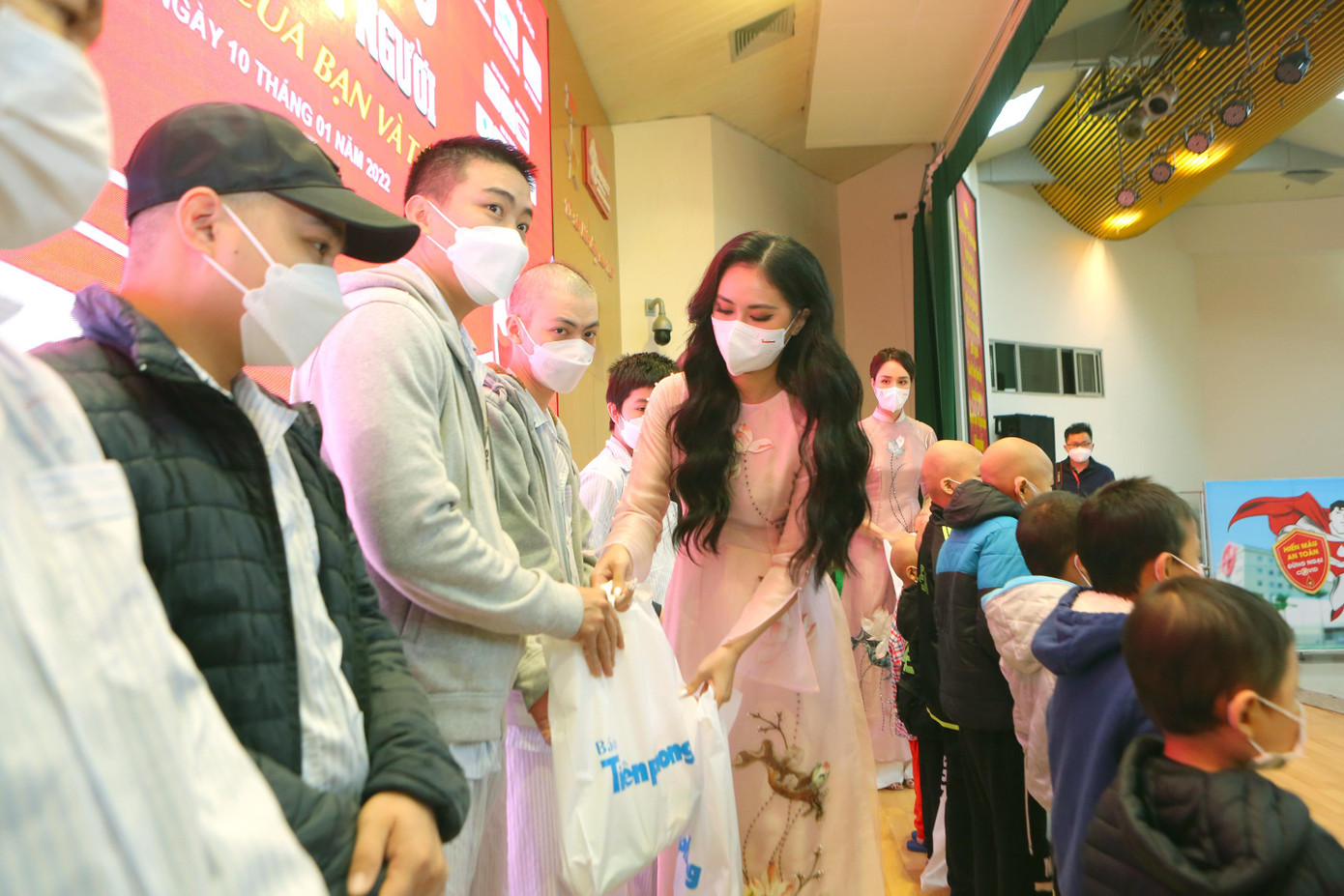 Để đảm bảo công tác phòng chống dịch COVID-19, hoạt động trao tặng quà diễn ra ngay tại sân khấu chương trình họp báo và trao tặng cho đại diện 20 bệnh nhân. Để đảm bảo công tác phòng chống dịch COVID-19, hoạt động trao tặng quà diễn ra ngay tại sân khấu chương trình họp báo và trao tặng cho đại diện 20 bệnh nhân.