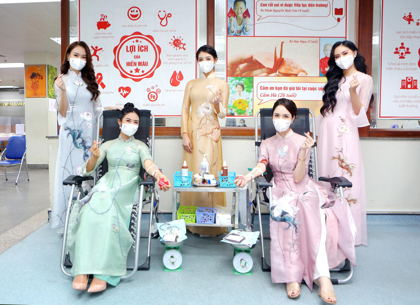 Bên cạnh đó, Ban tổ chức Chủ nhật Đỏ và các hoa hậu, người đẹp đã thăm hỏi, động viên những người hiến máu tại Viện Huyết học Truyền máu - Trung ương. Không chỉ đồng hành với Chủ nhật Đỏ, lan tỏa thông điệp "Hiến máu cứu người - Sinh mệnh của bạn và tôi", Hoa hậu Ngọc Hân và Á hậu Hoàng Anh đã tham gia hiến máu. Bên cạnh đó, Ban tổ chức Chủ nhật Đỏ và các hoa hậu, người đẹp đã thăm hỏi, động viên những người hiến máu tại Viện Huyết học Truyền máu - Trung ương. Không chỉ đồng hành với Chủ nhật Đỏ, lan tỏa thông điệp "Hiến máu cứu người - Sinh mệnh của bạn và tôi", Hoa hậu Ngọc Hân và Á hậu Hoàng Anh đã tham gia hiến máu.