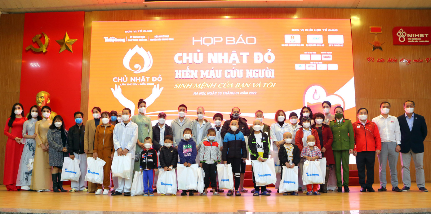 Chiều 10/1, báo Tiền Phong chủ trì, phối hợp với Ủy ban An toàn Giao thông Quốc gia, Viện Huyết học – Truyền máu Trung ương, Ban Chỉ đạo Vận động hiến máu tình nguyện tổ chức họp báo giới thiệu chương trình Chủ nhật Đỏ lần thứ XIV - năm 2022 với thông điệp "Hiến máu cứu người - Sinh mệnh của bạn và tôi". Chiều 10/1, báo Tiền Phong chủ trì, phối hợp với Ủy ban An toàn Giao thông Quốc gia, Viện Huyết học – Truyền máu Trung ương, Ban Chỉ đạo Vận động hiến máu tình nguyện tổ chức họp báo giới thiệu chương trình Chủ nhật Đỏ lần thứ XIV - năm 2022 với thông điệp "Hiến máu cứu người - Sinh mệnh của bạn và tôi".
