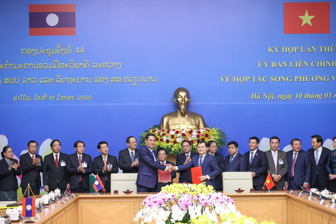 Anh Nguyễn Anh Tuấn và anh A Lun Xay Sủn Nạ Lạt ký kết thỏa thuận hợp tác giữa T.Ư Đoàn hai nước. Chứng kiến lễ ký kết có Thủ tướng Phạm Minh Chính và Thủ tướng Lào Phankham Viphavanh. Ảnh: BTC