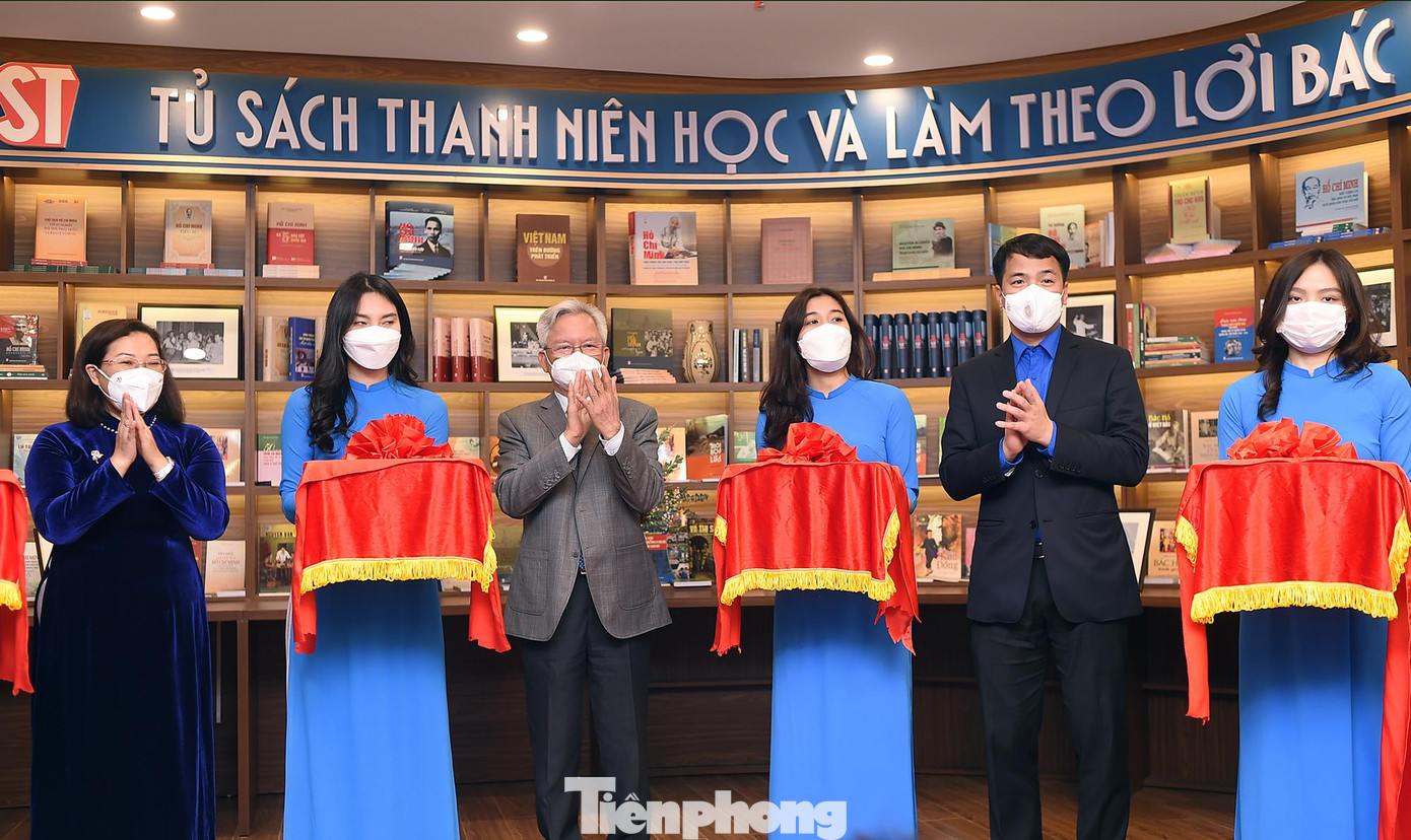 Lễ cắt băng ra mắt tủ sách thanh niên học và làm theo lời Bác. Ảnh: Xuân Tùng