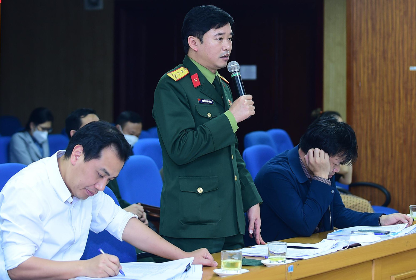 Đại diện Ban Thanh niên Quân đội trao đổi ý kiến tại cuộc họp