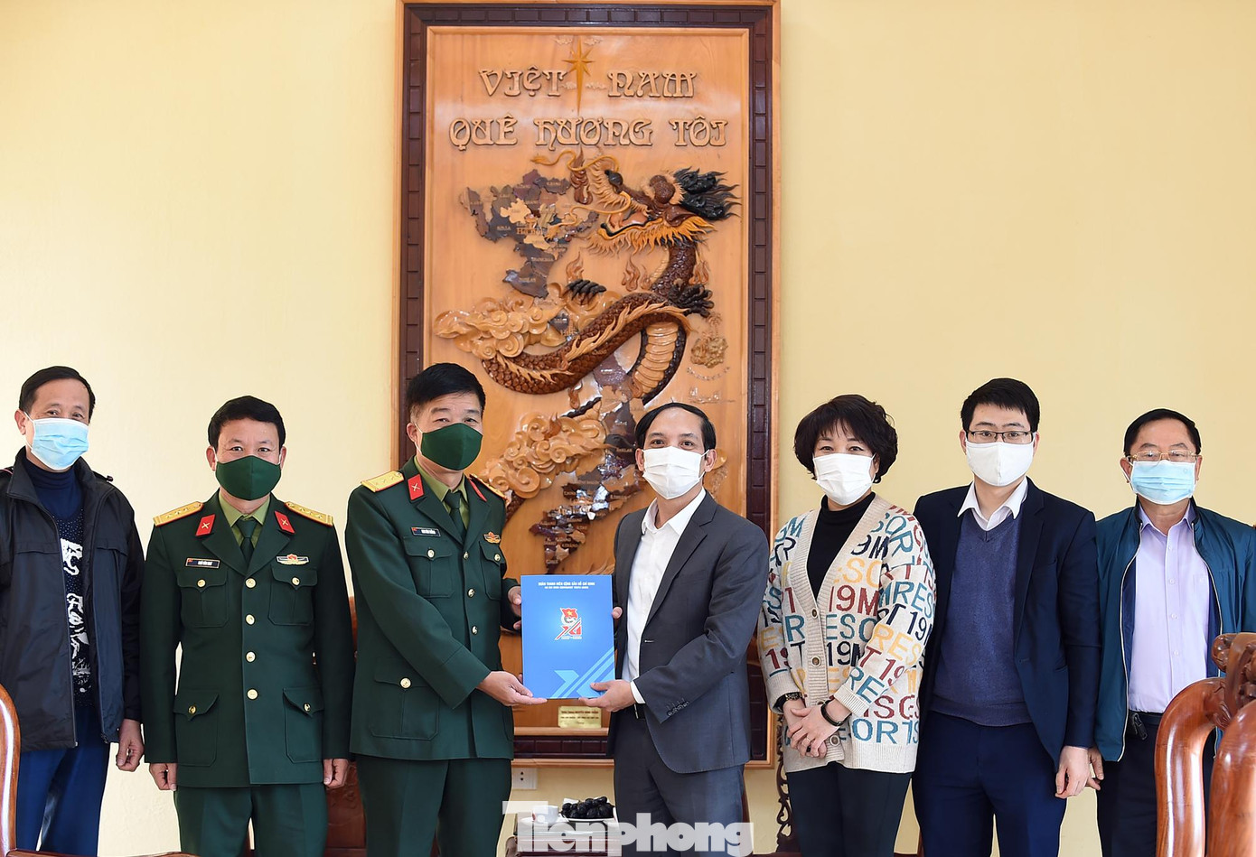 Anh Nguyễn Thanh Tùng (thứ 4 từ phải sang) tặng quà động viên cán bộ, chiến sĩ Trung đoàn 88. Ảnh: Xuân Tùng