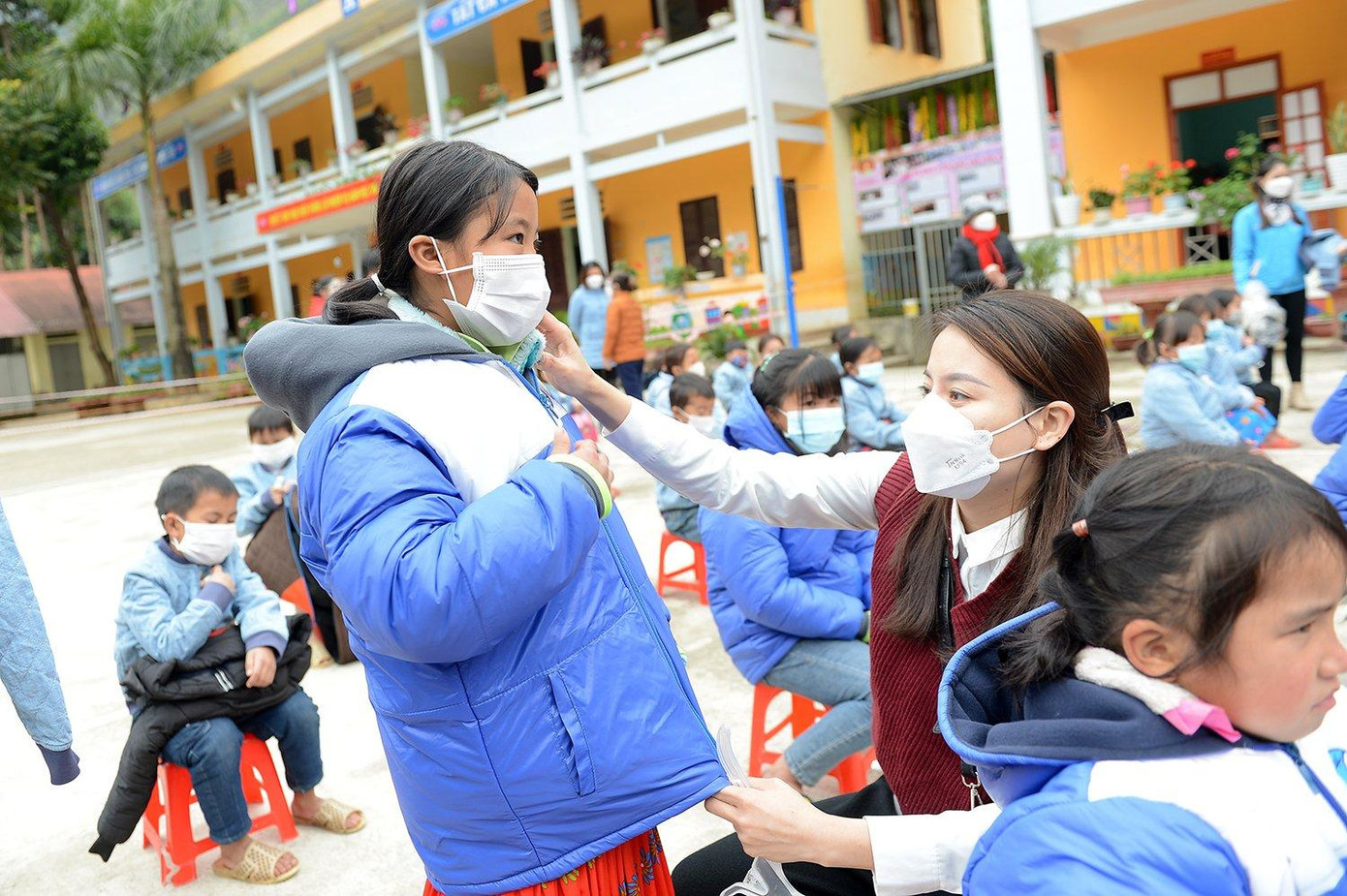 Những chiếc áo ấm tặng học sinh vùng cao.