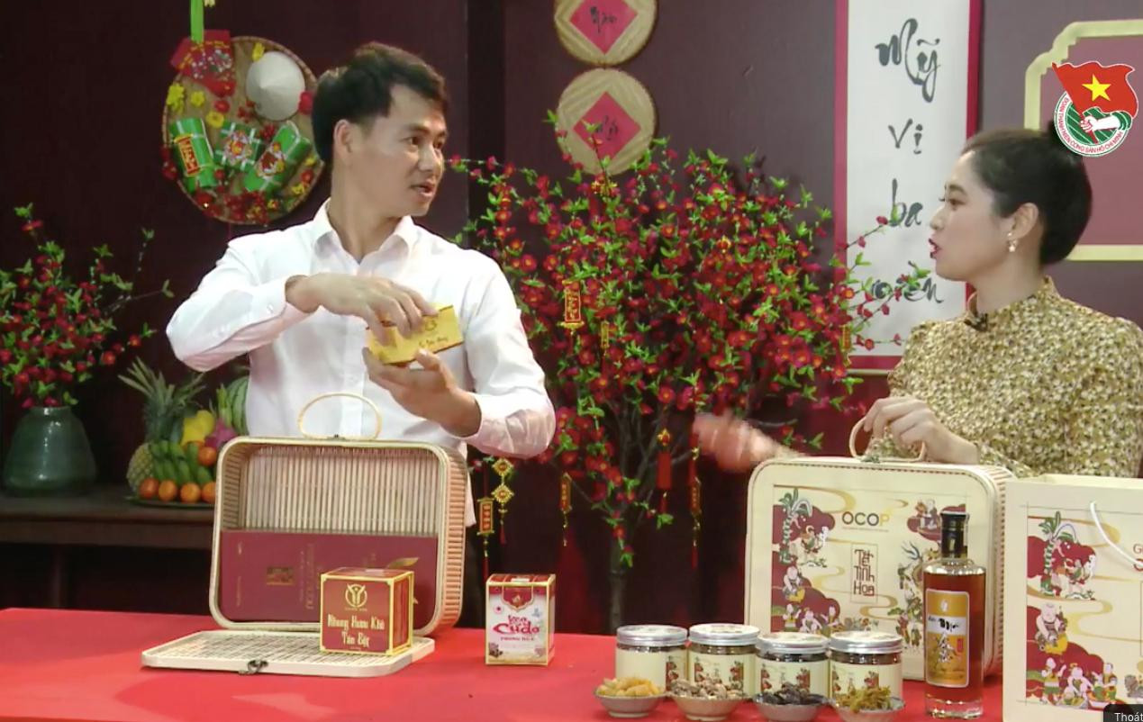Nghệ sĩ Xuân Bắc trên sóng trực tiếp giới thiệu các giỏ quà Tết với các sản phẩm OCOP Nghệ sĩ Xuân Bắc trên sóng trực tiếp giới thiệu các giỏ quà Tết với các sản phẩm OCOP