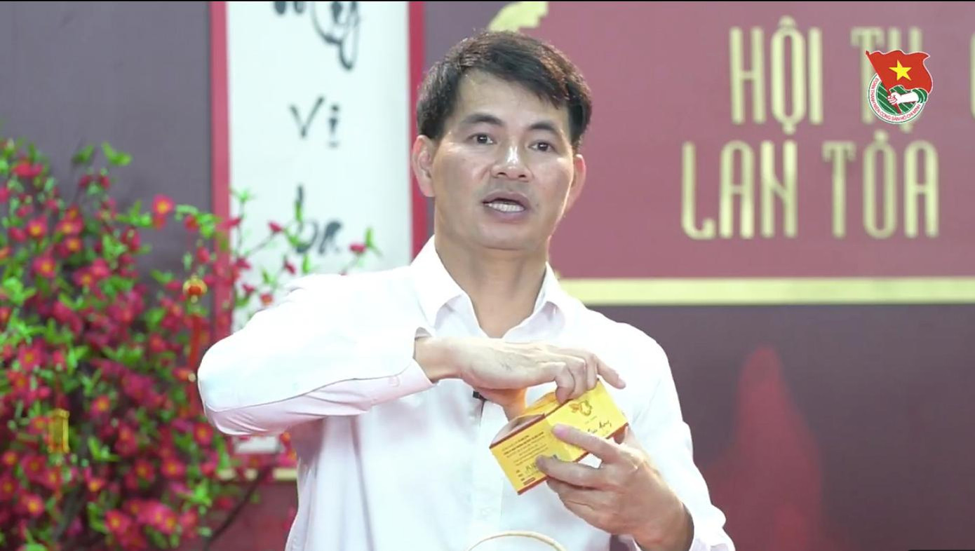 Nghệ sĩ Xuân Bắc giới thiệu sản phẩm trầm hương trong giỏ quà Hà Tĩnh Nghệ sĩ Xuân Bắc giới thiệu sản phẩm trầm hương trong giỏ quà Hà Tĩnh