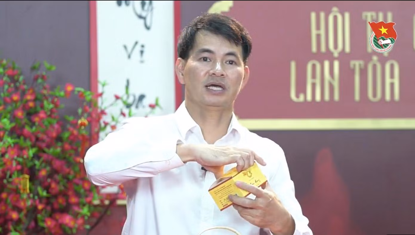 Nghệ sĩ Xuân Bắc giới thiệu sản phẩm trầm hương trong giỏ quà Hà Tĩnh Nghệ sĩ Xuân Bắc giới thiệu sản phẩm trầm hương trong giỏ quà Hà Tĩnh