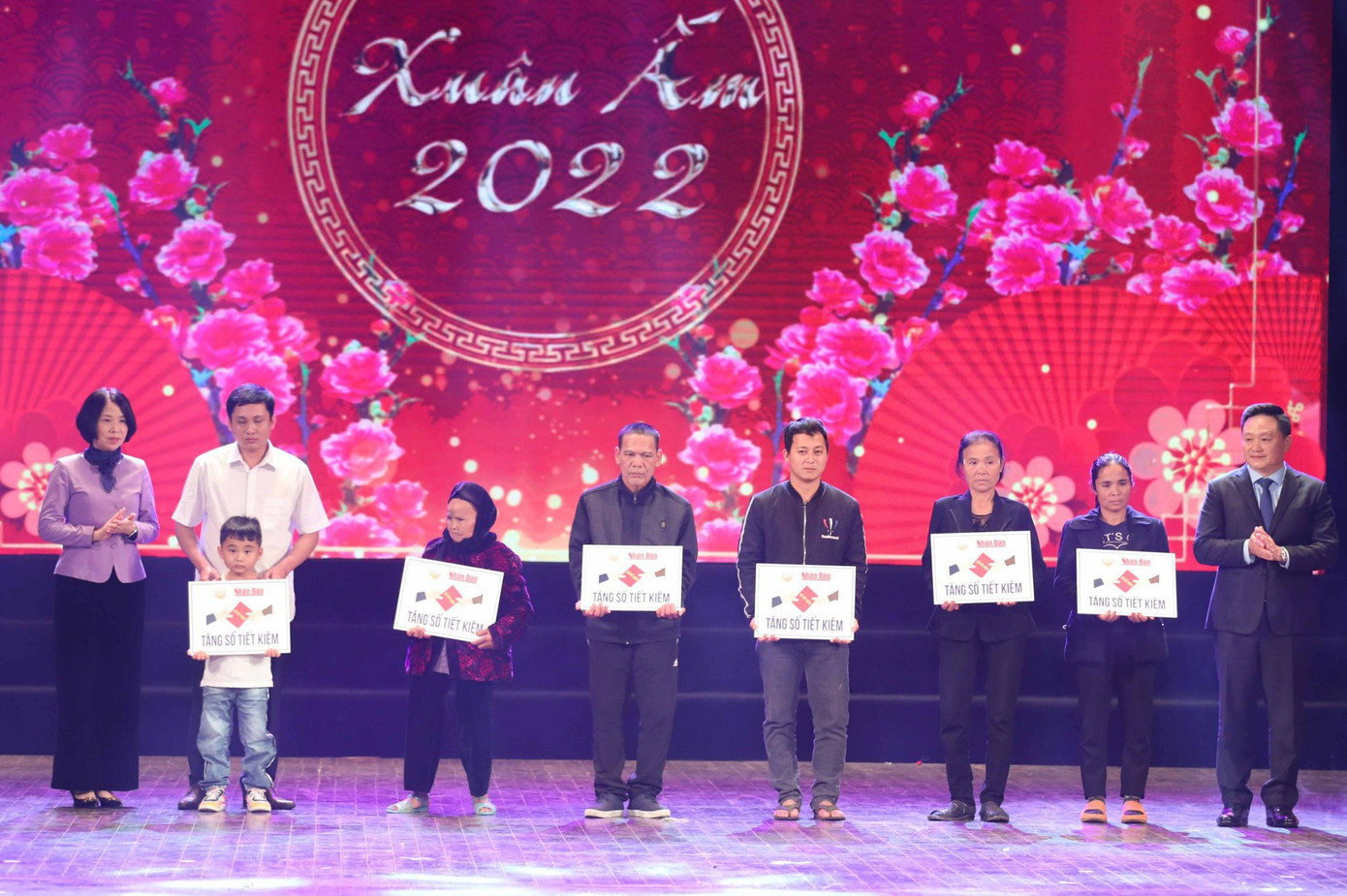 Những cuốn sổ tiết kiệm được trao tặng tới hộ gia đình chính sách, hộ khó khăn.