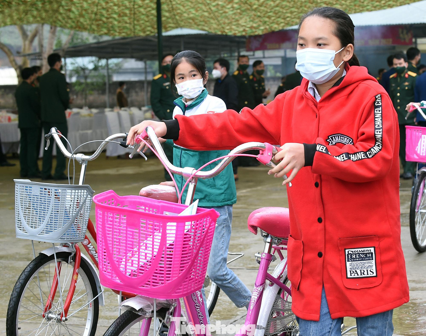 Nhiều em học sinh được nhận xe đạp mới từ chương trình. Ảnh: Xuân Tùng Nhiều em học sinh được nhận xe đạp mới từ chương trình. Ảnh: Xuân Tùng
