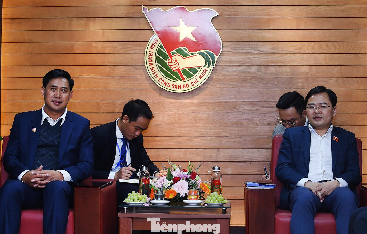 Anh Nguyễn Anh Tuấn và anh A Lun Xay Sủn Nạ Lạt trao đổi tại buổi tiếp. Ảnh: Xuân Tùng