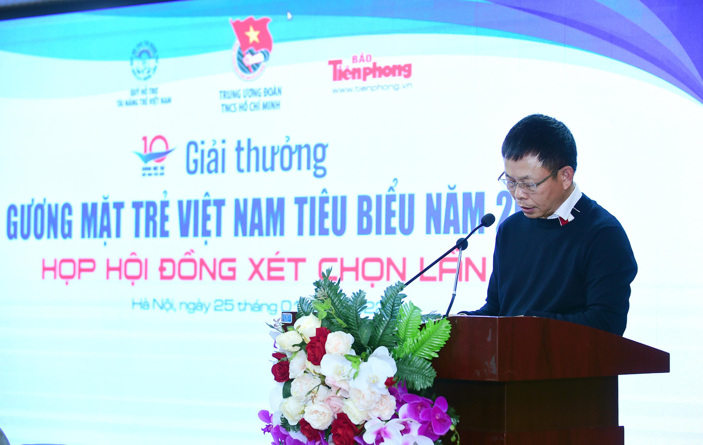 Nhà báo Phùng Công Sưởng báo cáo công tác tập hợp, phân tích dữ liệu hồ sơ các đề cử.