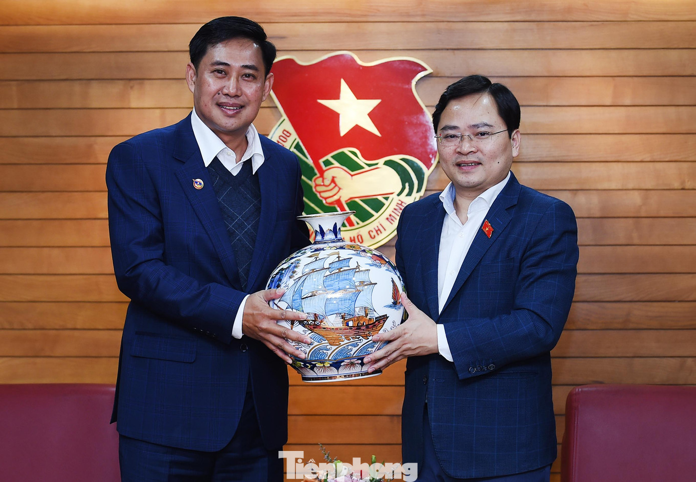 Anh Nguyễn Anh Tuấn tặng quà lưu niệm anh A Lun Xay Sủn Nạ Lạt. Ảnh: Xuân Tùng