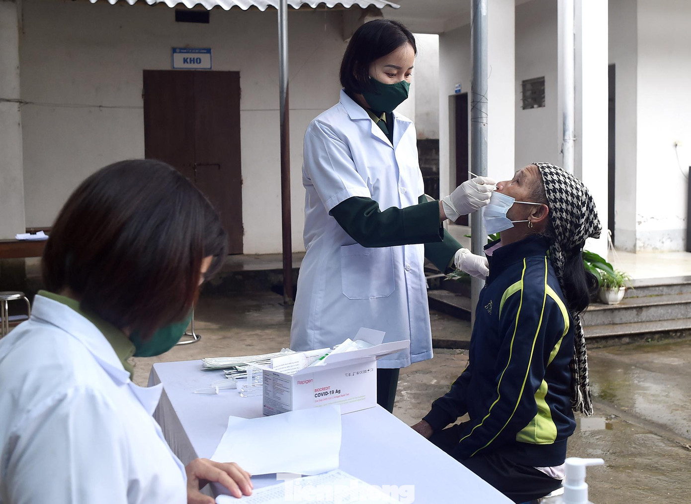 Người dân đến khám chữa bệnh được xét nghiệm nhanh để đảm bảo công tác phòng chống dịch COVID-19. Ảnh: Xuân Tùng Người dân đến khám chữa bệnh được xét nghiệm nhanh để đảm bảo công tác phòng chống dịch COVID-19. Ảnh: Xuân Tùng