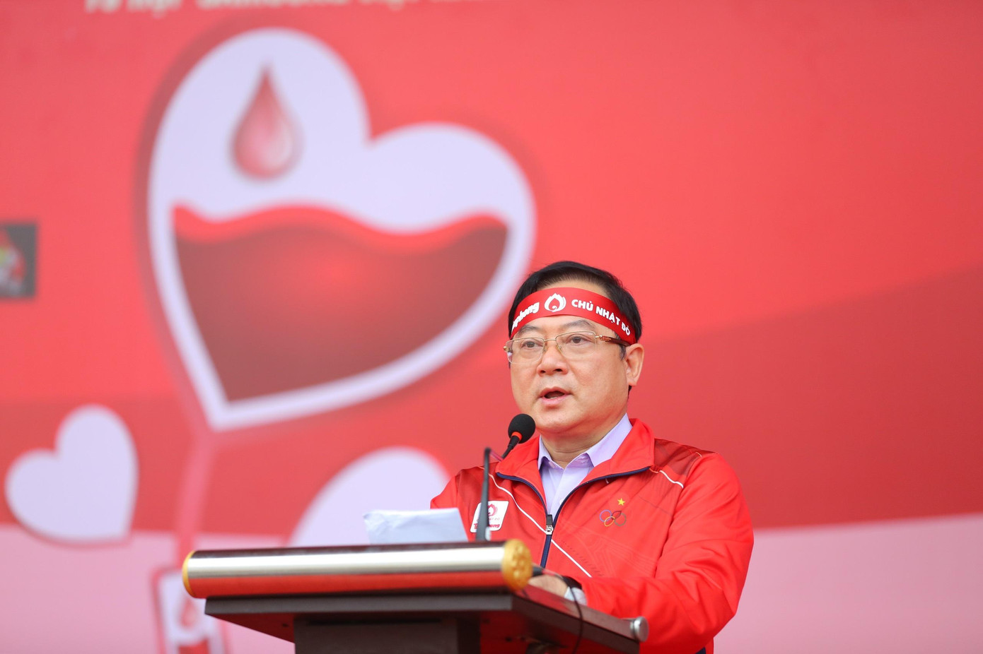 Nhà báo Lê Xuân Sơn - Tổng Biên tập Báo Tiền Phong, Trưởng Ban tổ chức Chủ nhật Đỏ lần thứ XIV phát biểu tại chương trình Nhà báo Lê Xuân Sơn - Tổng Biên tập Báo Tiền Phong, Trưởng Ban tổ chức Chủ nhật Đỏ lần thứ XIV phát biểu tại chương trình