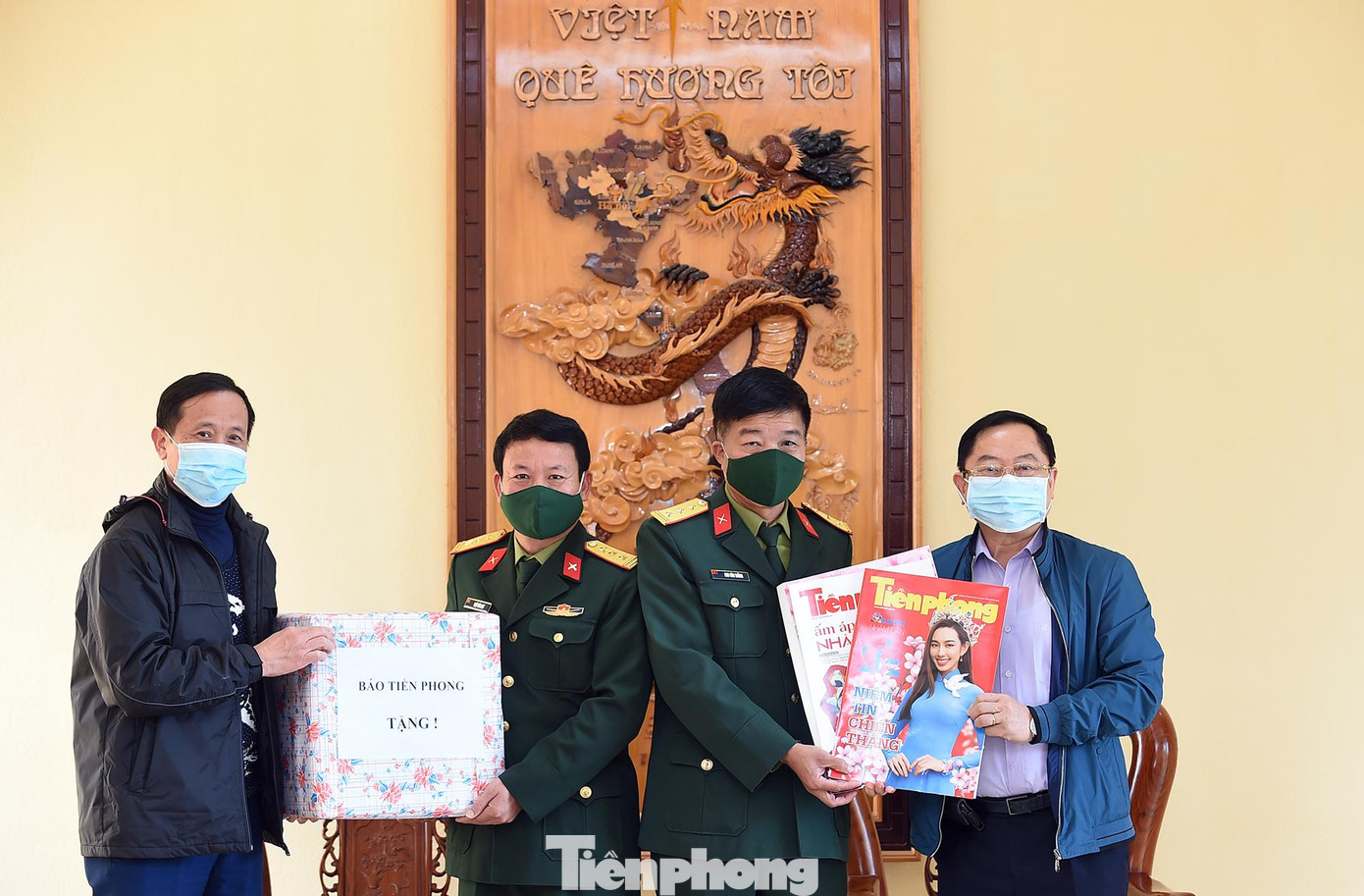 Nhà báo Lê Xuân Sơn - Tổng Biên tập Báo Tiền Phong, Chủ tịch Hội Cựu chiến binh cơ quan T.Ư Đoàn tặng quà, ấn phẩm Tết tới Trung đoàn 88. Ảnh: Xuân Tùng