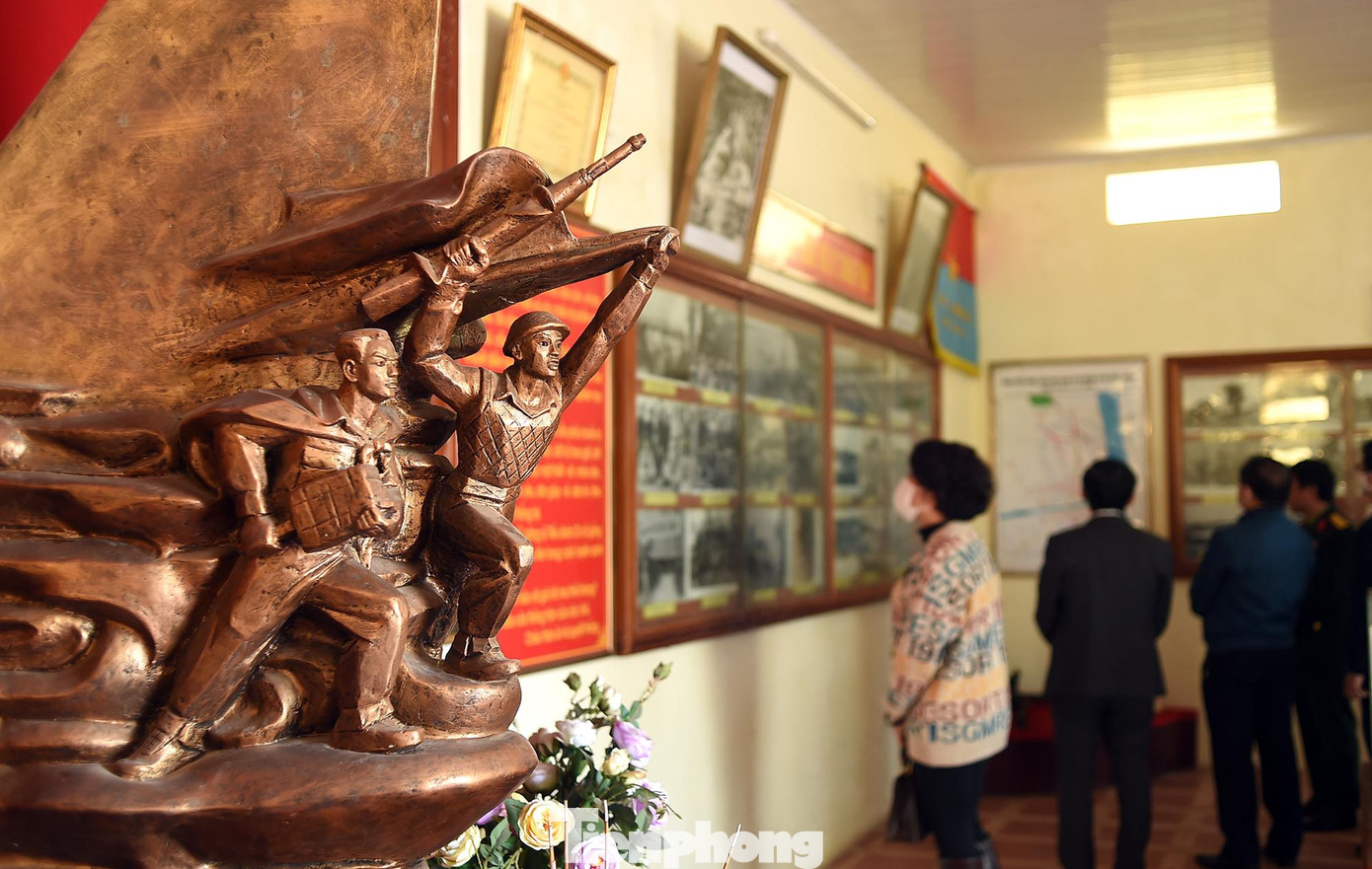 Đoàn đại biểu đã tham quan phòng truyền thống của Trung đoàn 88. Trong ảnh là bản thu nhỏ Tượng đài Chiến thắng Tu Vũ (so với tượng đài thuộc Di tích lịch sử văn hóa cấp quốc gia địa điểm chiến thắng Tu Vũ tọa lạc tại huyện Thanh Thủy, Phú Thọ). Ảnh: Xuân Tùng