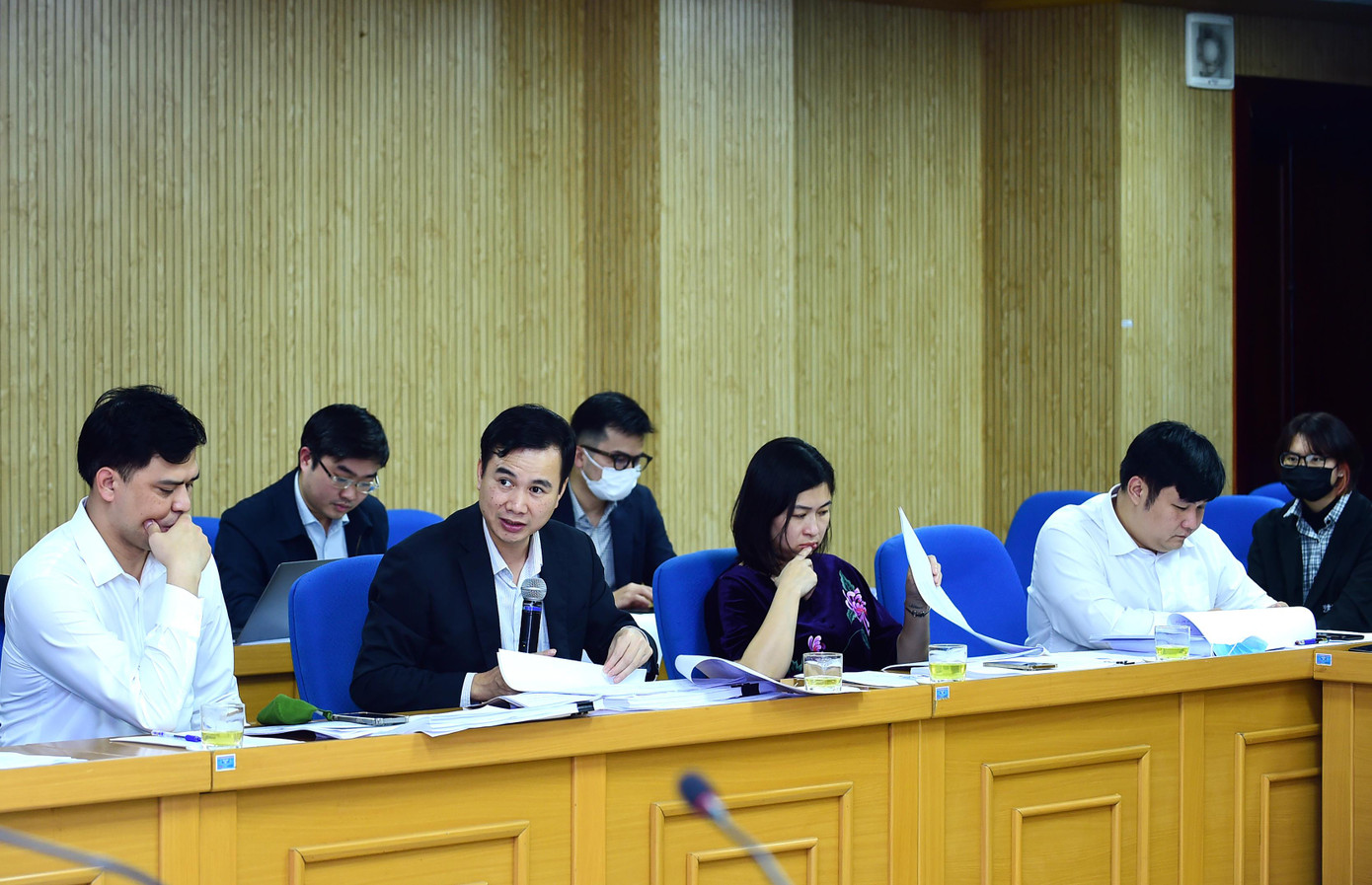 Các thành viên Hội đồng trao đổi, đánh giá tại cuộc họp.