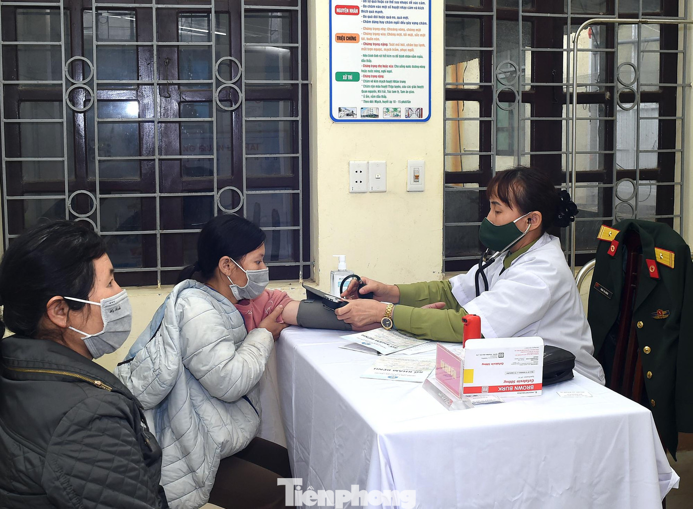 Người dân được thăm khám, tư vấn chăm sóc sức khỏe tại chương trình. Ảnh: Xuân Tùng Người dân được thăm khám, tư vấn chăm sóc sức khỏe tại chương trình. Ảnh: Xuân Tùng