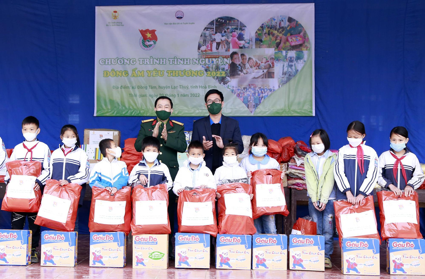 Nhiều suất quà được trao tặng các em học sinh Nhiều suất quà được trao tặng các em học sinh