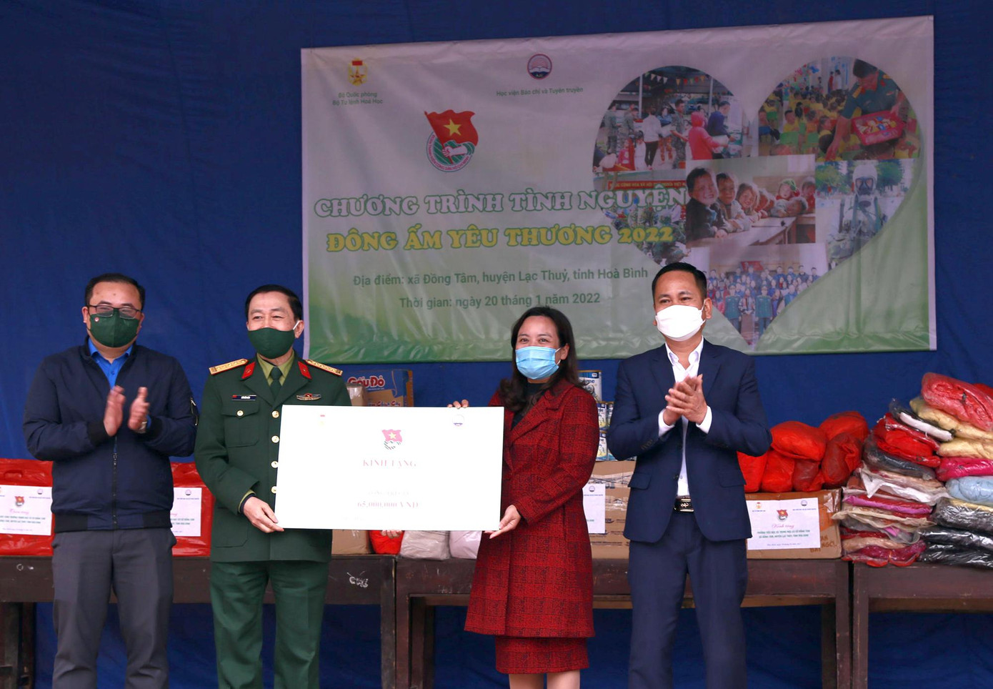 Đại diện Bộ Tư lệnh Binh chủng Hóa học cùng Học viện Báo chí và Tuyên truyền trao biển tượng trưng trong chương trình. Ảnh: BTC Đại diện Bộ Tư lệnh Binh chủng Hóa học cùng Học viện Báo chí và Tuyên truyền trao biển tượng trưng trong chương trình. Ảnh: BTC