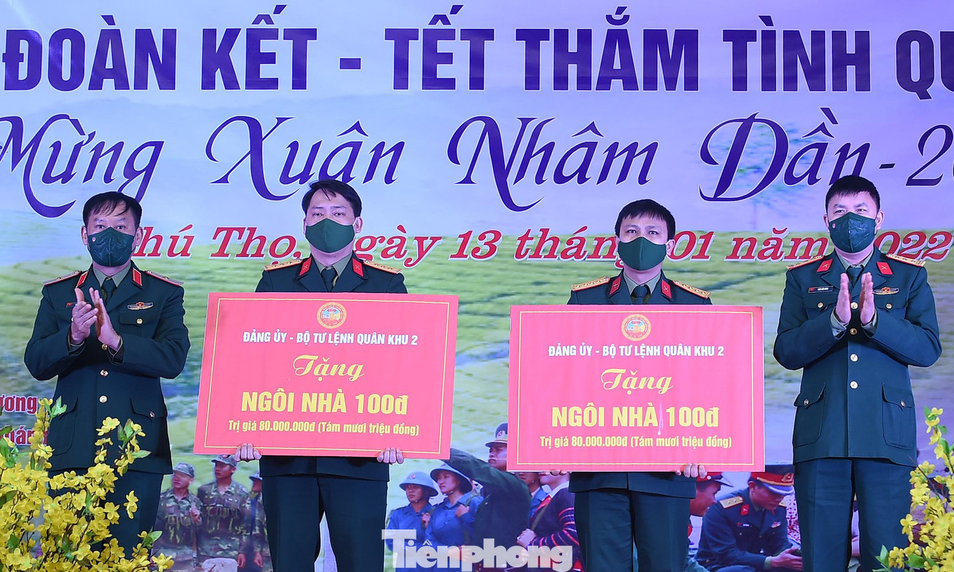 Thiếu tướng Trần Ngọc Tuấn - Phó Chính ủy Quân khu 2 và Thượng tá Trần Viết Năng - Trưởng ban Thanh niên Quân đội trao tặng "Ngôi nhà 100 đồng". Ảnh: Xuân Tùng Thiếu tướng Trần Ngọc Tuấn - Phó Chính ủy Quân khu 2 và Thượng tá Trần Viết Năng - Trưởng ban Thanh niên Quân đội trao tặng "Ngôi nhà 100 đồng". Ảnh: Xuân Tùng
