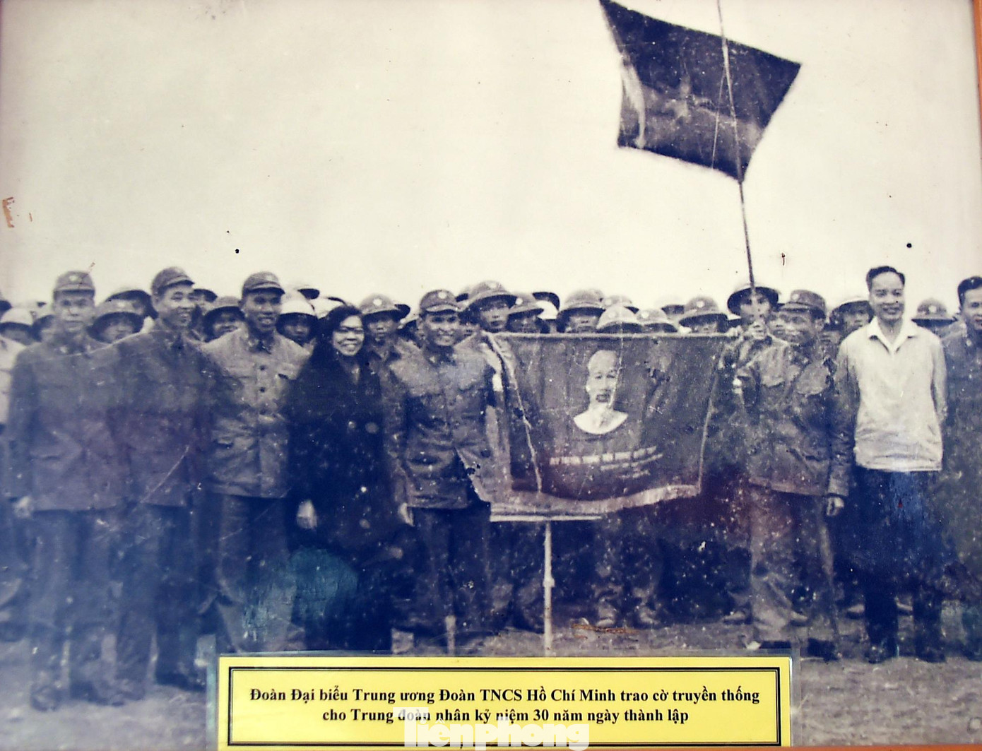 Đoàn đại biểu T.Ư Đoàn trao cờ truyền thống cho Trung đoàn nhân kỷ niệm 30 năm ngày thành lập. Ảnh chụp lại tư liệu