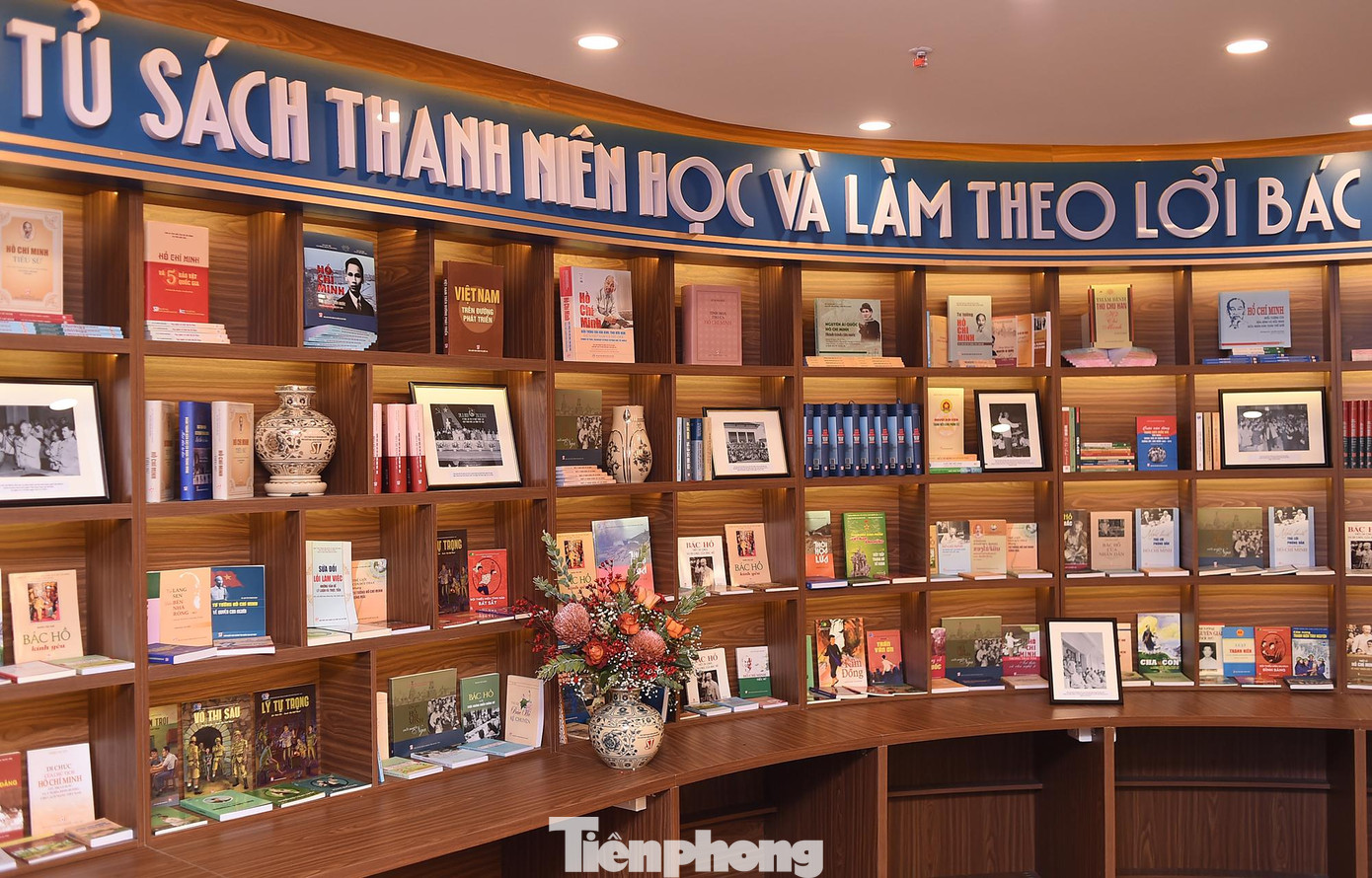 Một góc tủ sách vừa được ra mắt. Ảnh: Xuân Tùng