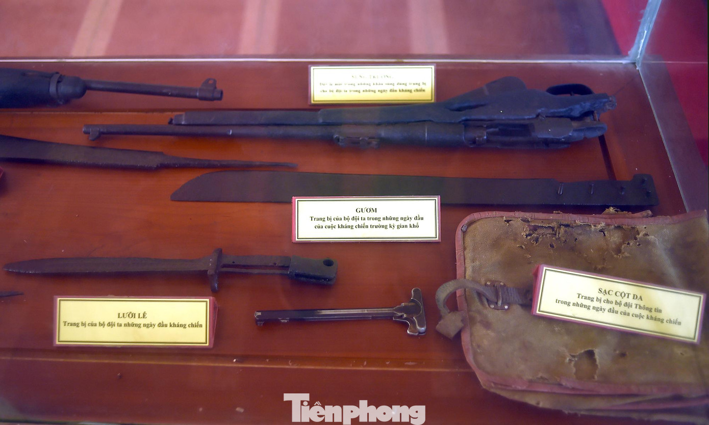 Hiện vật trưng bày trong phòng truyền thống của trung đoàn. Ảnh: Xuân Tùng
