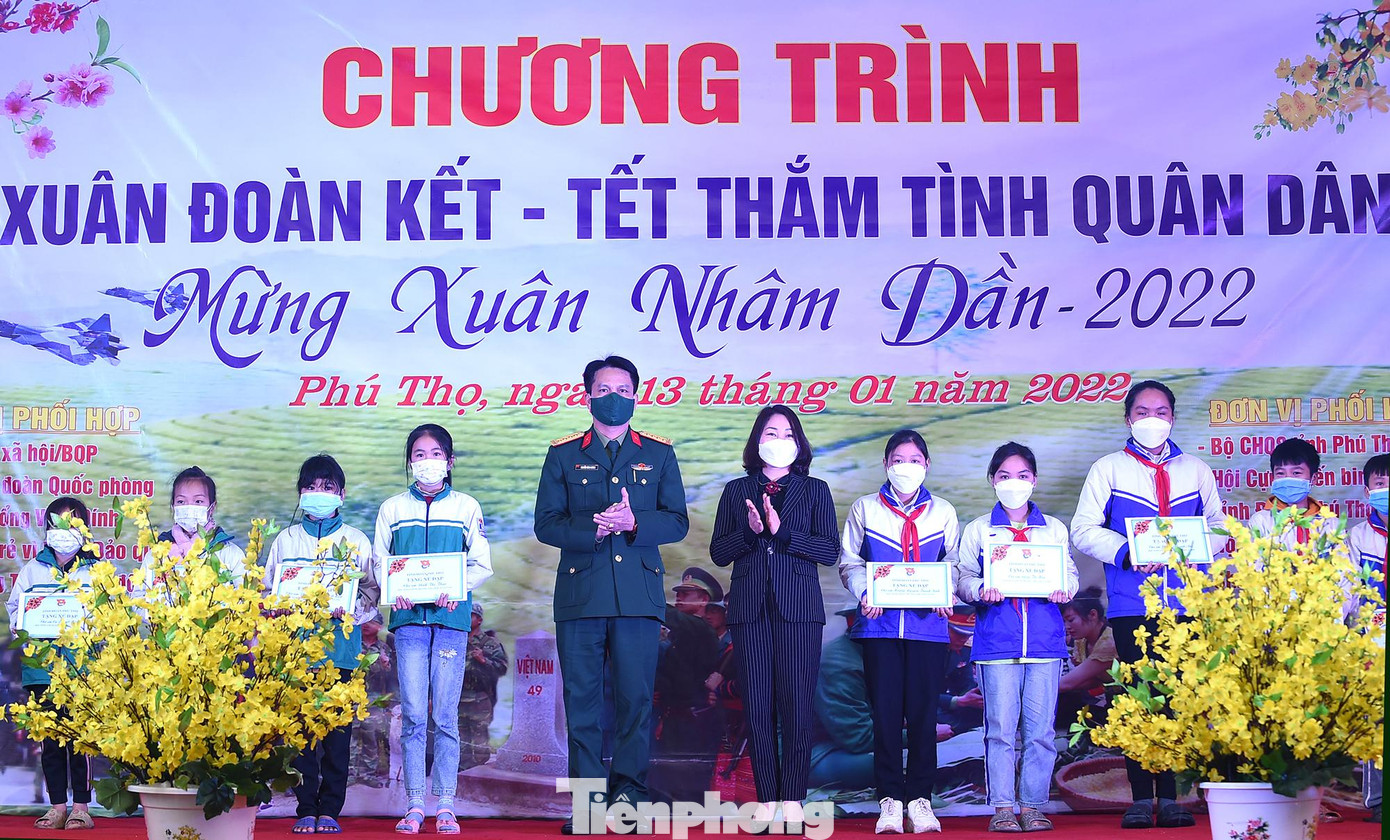 Nhiều phần quà trao tặng các em học sinh. Ảnh: Xuân Tùng Nhiều phần quà trao tặng các em học sinh. Ảnh: Xuân Tùng