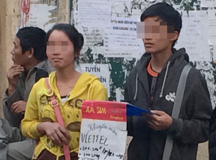 Sinh viên bán sim tại chợ Nhà Xanh, Cầu Giấy, Hà Nội. (Ảnh: Hạnh Nguyên). Sinh viên bán sim tại chợ Nhà Xanh, Cầu Giấy, Hà Nội. (Ảnh: Hạnh Nguyên)