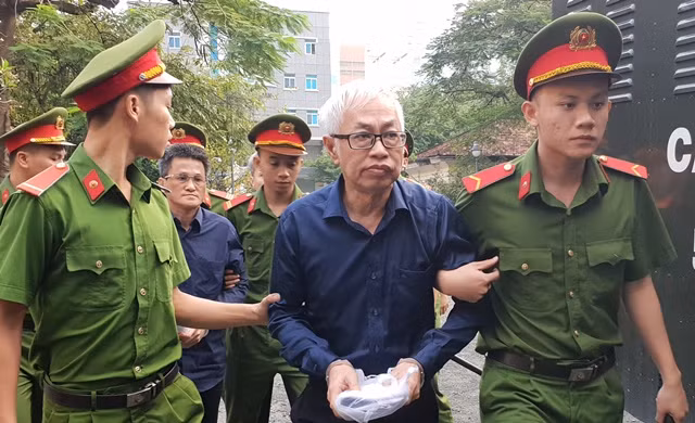 Một Phó tổng giám đốc DongA bank được trả tự do ngay tại tòa ảnh 1