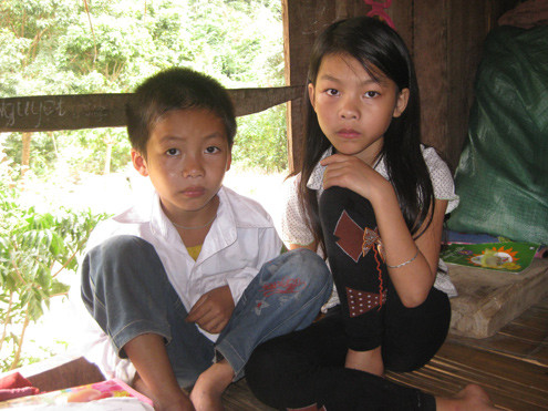 Chị em Nguyệt trong căn lán dựng gần trường. Ảnh: Hoàng Phương