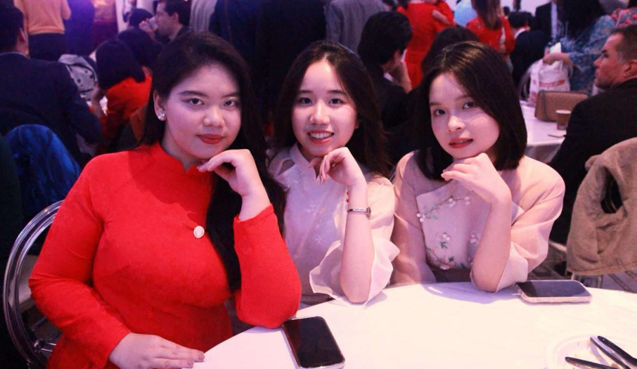 Bạn Phạm Thị Vân Anh - Chủ tịch Hội Sinh viên Việt Nam tại Hà Lan (áo dài đỏ). Ảnh: NVCC Bạn Phạm Thị Vân Anh - Chủ tịch Hội Sinh viên Việt Nam tại Hà Lan (áo dài đỏ). Ảnh: NVCC