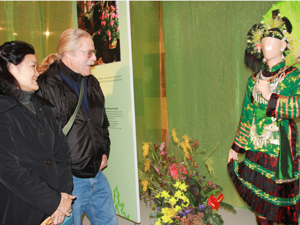 Trưng bày tín ngưỡng đạo Mẫu thu hút cả người nước ngoài. Ảnh: T.Toan. Trưng bày tín ngưỡng đạo Mẫu thu hút cả người nước ngoài. Ảnh: T.Toan