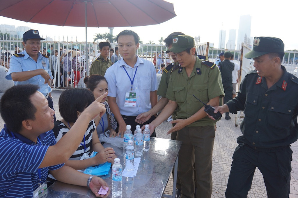 đến cả nhân viên an ninh cũng xin tích kê mua vé và bị giám sát của VFF có mặt lúc đó nhắc nhở