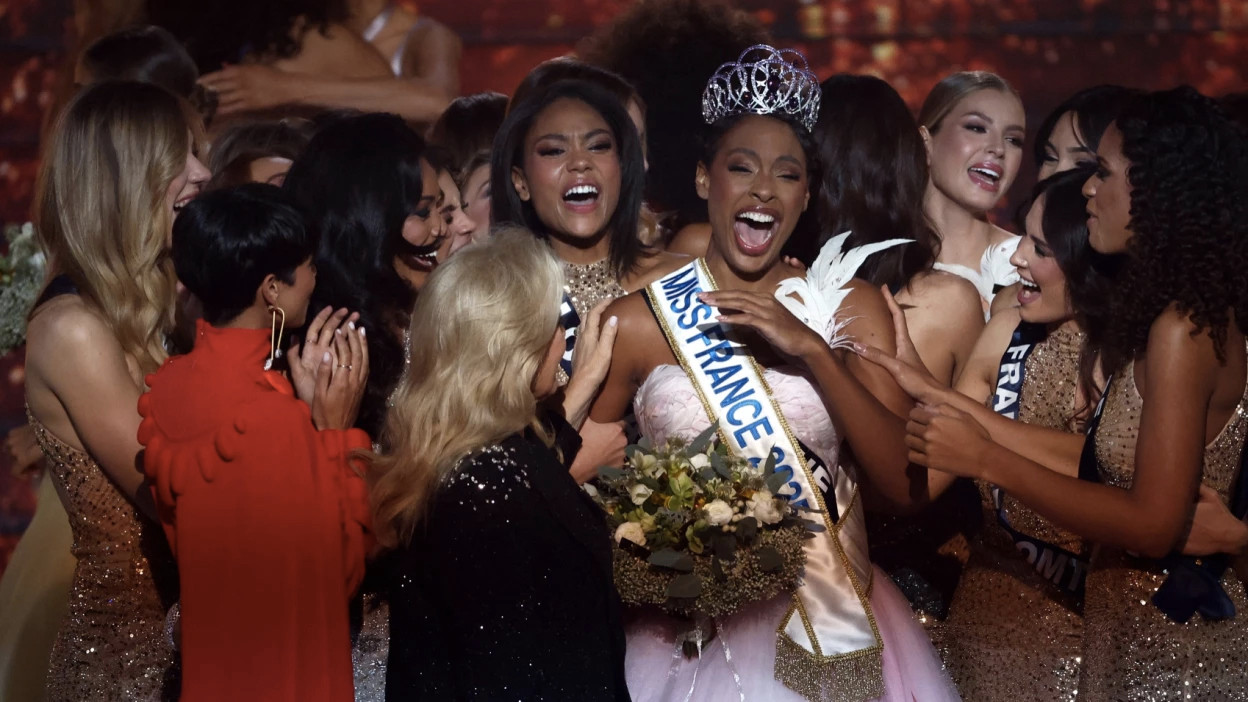 Chung kết Hoa hậu Pháp đã diễn ra vào rạng sáng 15/12 theo giờ Việt Nam với chiến thắng thuộc về người đẹp đại diện vùng Martinique – Angélique Angarni-Filopon. Chiến thắng của người đẹp tóc tém gây bất ngờ vì cô không phải là ứng viên được đánh giá cao trước chung kết. Hai năm gần đây, ban tổ chức Hoa hậu Pháp đều chọn người đẹp tóc tém để trao vương miện. Hoa hậu Pháp 2024 Eve Gilles cũng có tóc tém cá tính.