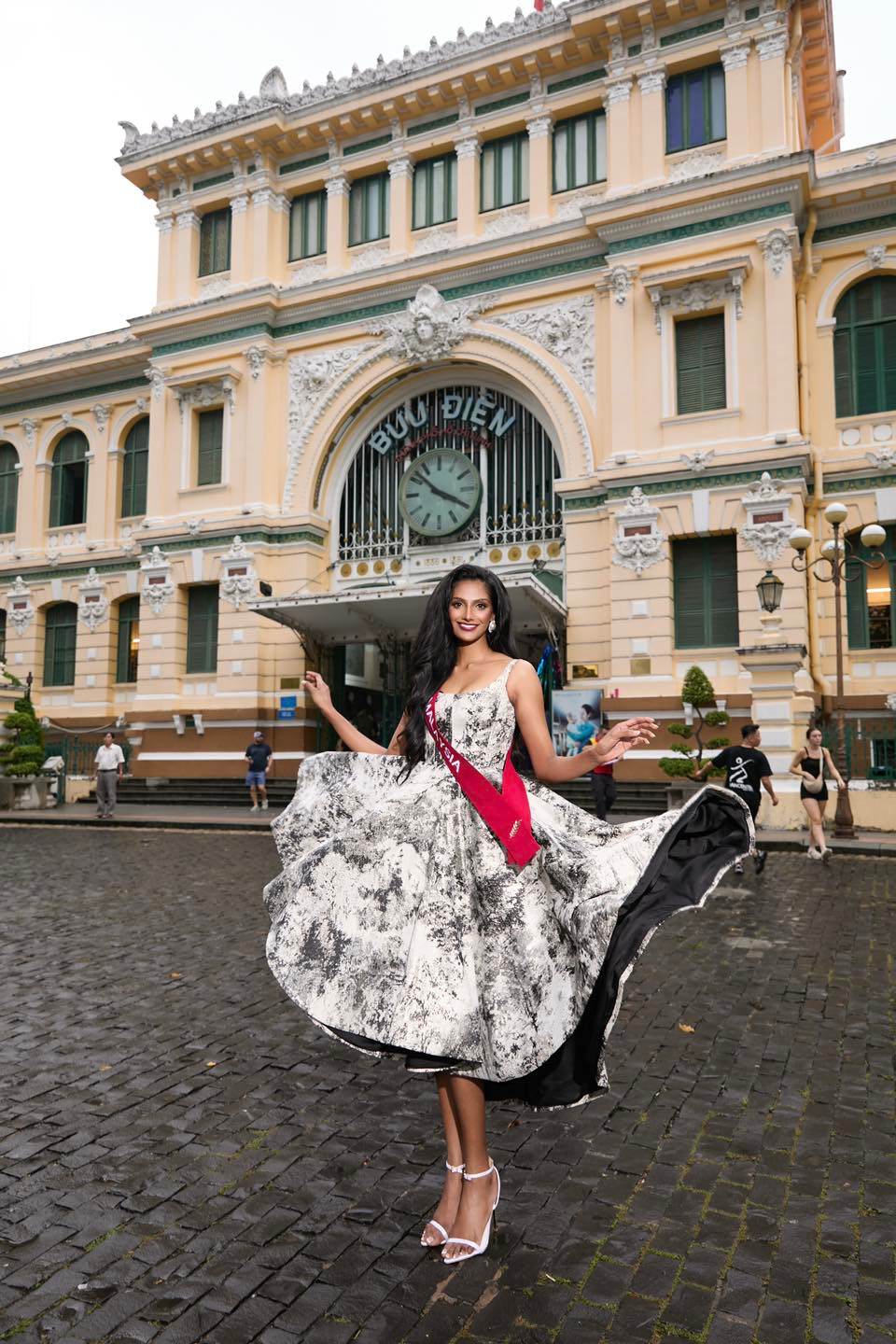 Trong khi đó, một nhóm thí sinh khác tới thăm Bưu điện TPHCM. Các người đẹp hào hứng tạo dáng trước địa điểm check-in nổi tiếng của thành phố trong những bộ váy cocktail duyên dáng. Trong khi đó, một nhóm thí sinh khác tới thăm Bưu điện TPHCM. Các người đẹp hào hứng tạo dáng trước địa điểm check-in nổi tiếng của thành phố trong những bộ váy cocktail duyên dáng.