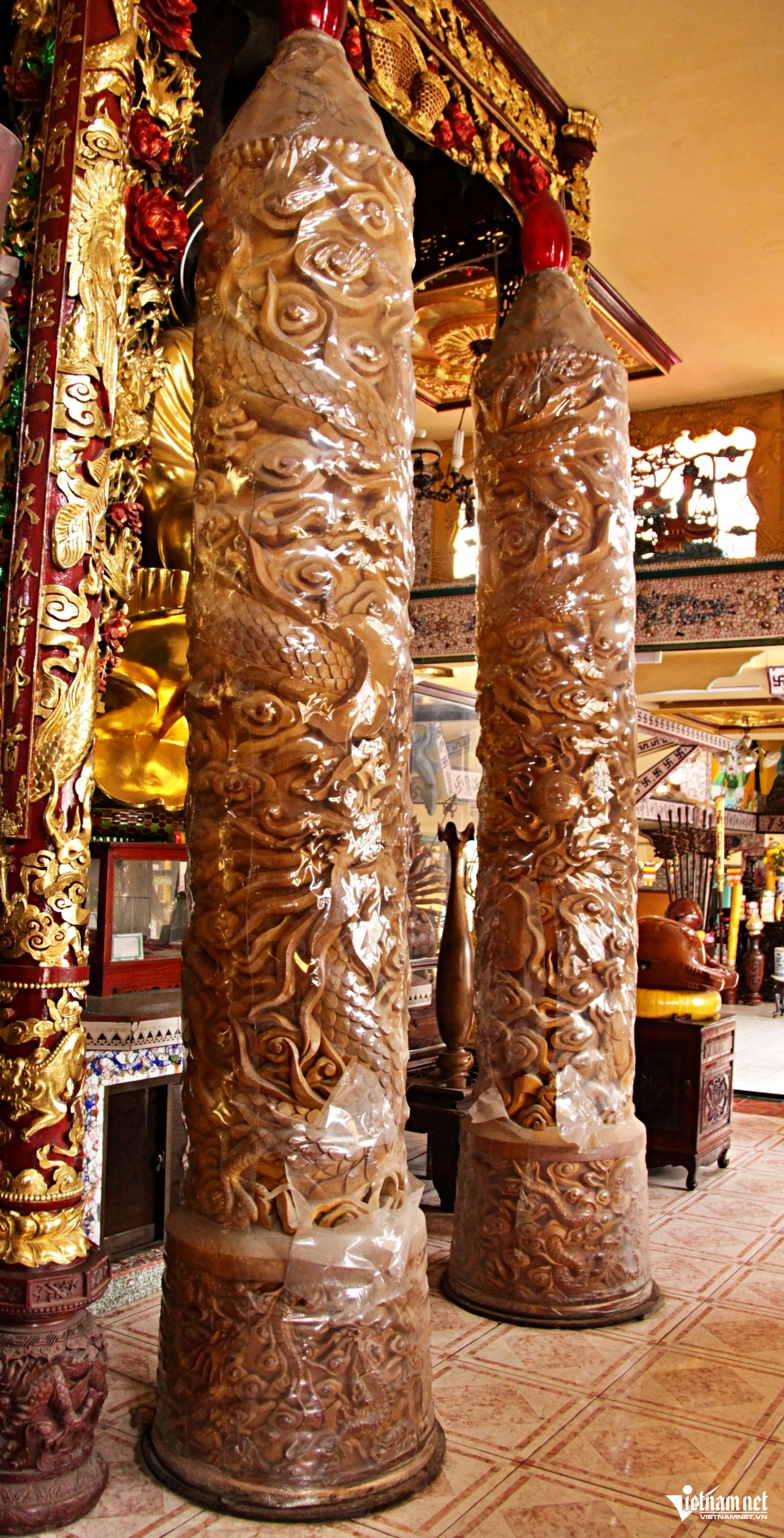 Một trong những cặp nến khổng lồ tại chùa An Phú. Ảnh: Hà Nguyễn