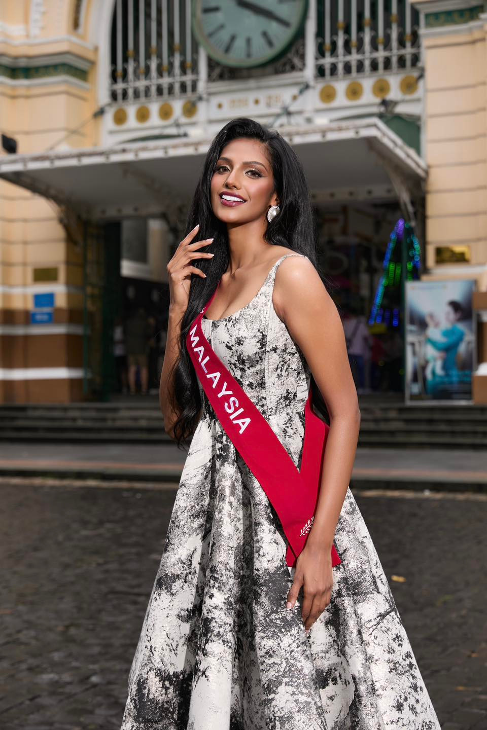 Các người đẹp Brazil, Malaysia, Australia, Mông Cổ khoe sắc trước ống kính. Các người đẹp Brazil, Malaysia, Australia, Mông Cổ khoe sắc trước ống kính.