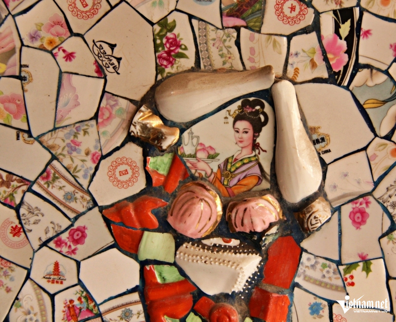Các mảnh sành, sứ được tạo hình thành các họa tiết hài hòa, đẹp mắt. Ảnh: Hà Nguyễn