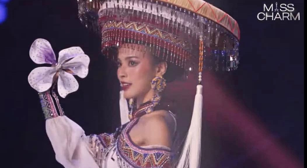 Quỳnh Nga trình diễn trang phục dân tộc. Quỳnh Nga trình diễn trang phục dân tộc.