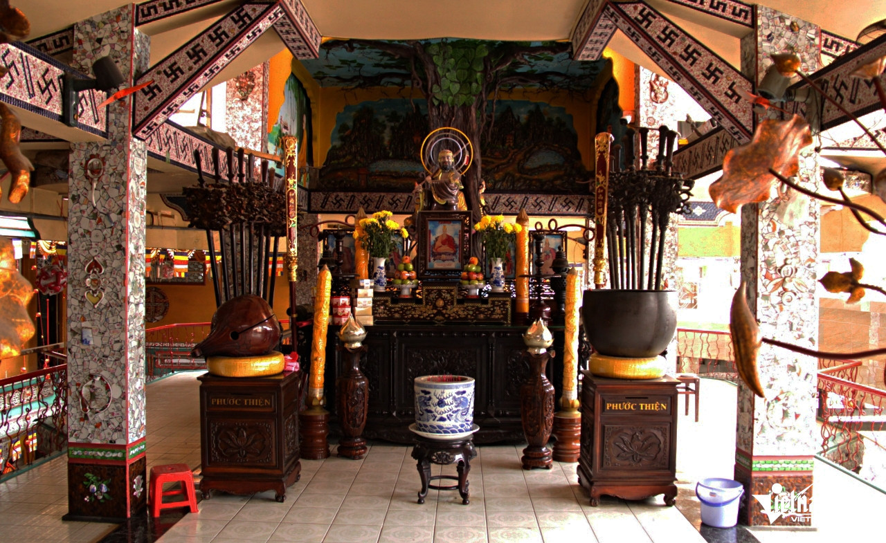 Các mảnh sành, sứ cũ, vỡ từ ấm trà, đĩa, tô, bình... xuất hiện tại mọi khu vực của chùa. Ảnh: Hà Nguyễn