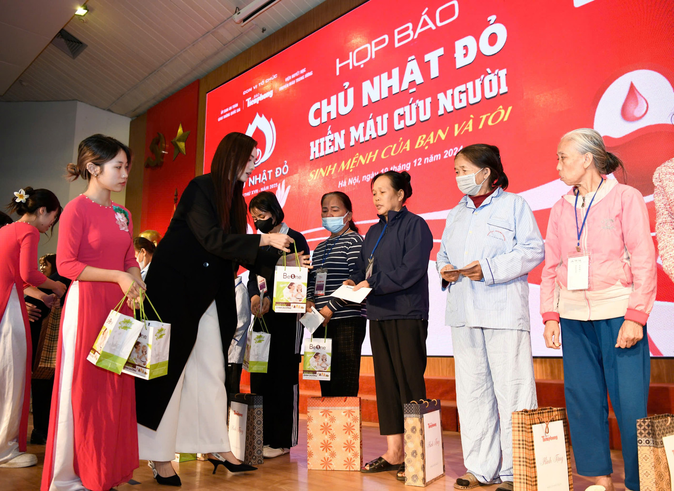 Tại chương trình, Đỗ Thị Hà cùng các đại biểu đã tặng quà cho các bệnh nhân đang điều trị tại Viện Huyết học – Truyền máu Trung ương.