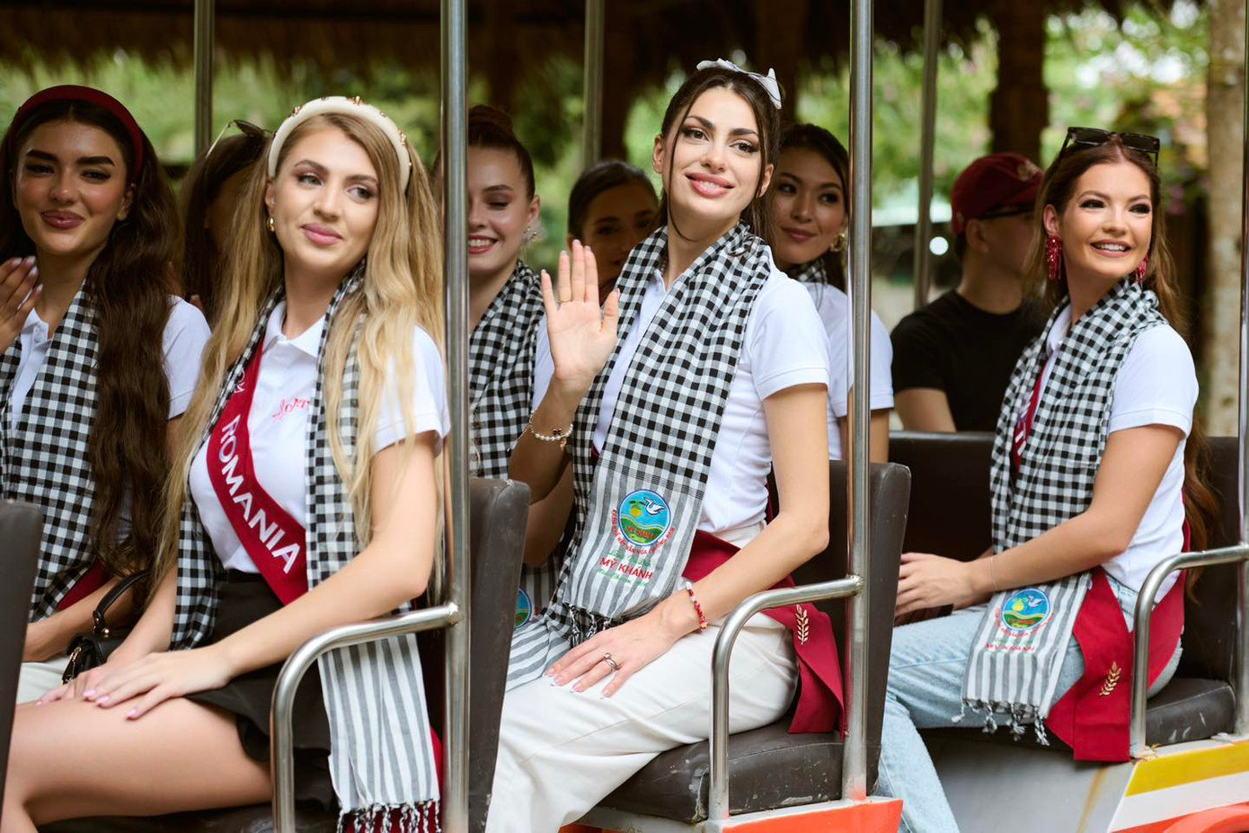 Sau hành trình ở Cần Thơ, các người đẹp trở lại TP.HCM và tham gia vào các hoạt động bên lề trong khuôn khổ cuộc thi như chụp ảnh, phỏng vấn, tham quan…