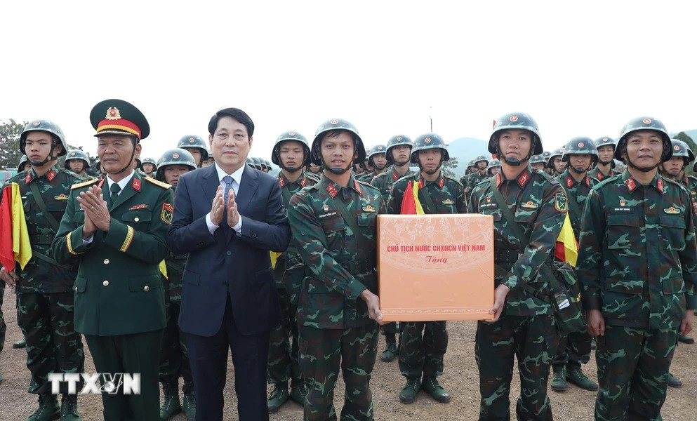Chủ tịch nước Lương Cường tặng quà cán bộ, chiến sĩ Lữ đoàn 241, Quân đoàn 12. (Ảnh: Lâm Khánh TTXVN) Chủ tịch nước Lương Cường tặng quà cán bộ, chiến sĩ Lữ đoàn 241, Quân đoàn 12. (Ảnh: Lâm Khánh TTXVN)