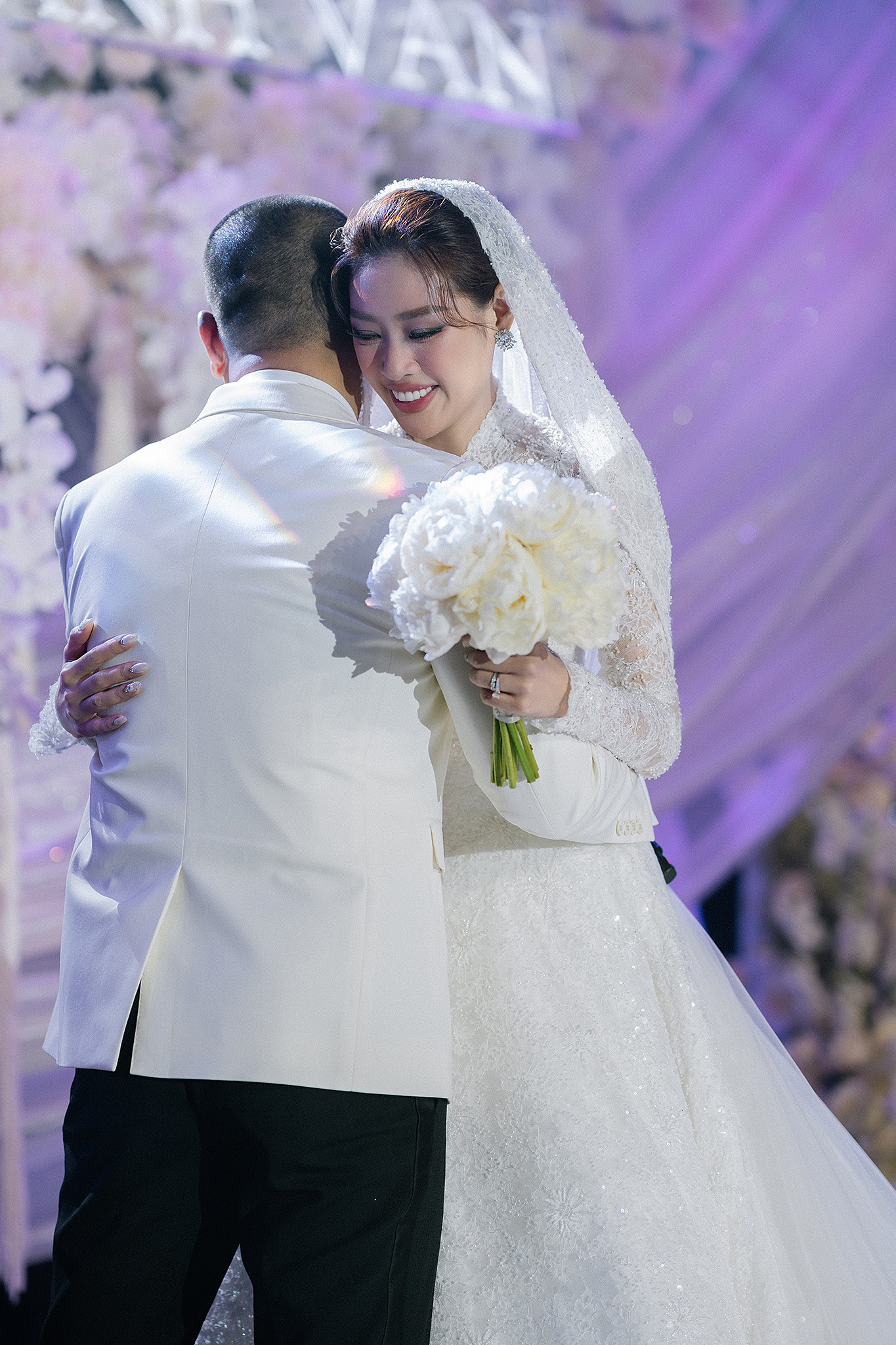 Cô dâu, chú rể chia sẻ xúc động trong đám cưới.